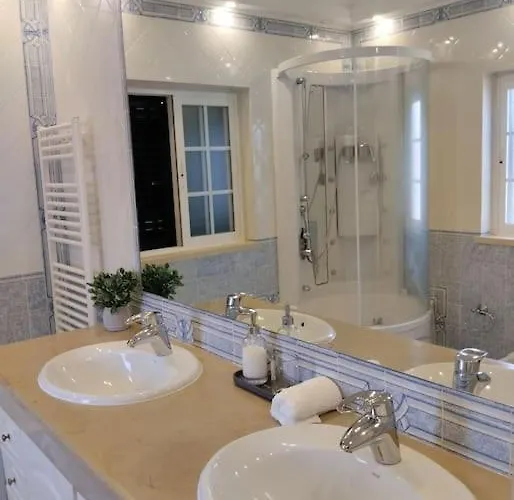 Privee Bed & Breakfast *